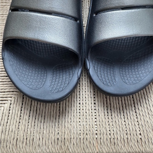 Oofos OOaah Dark Gray Metallic Slides Size 10 - Picture 3 of 5